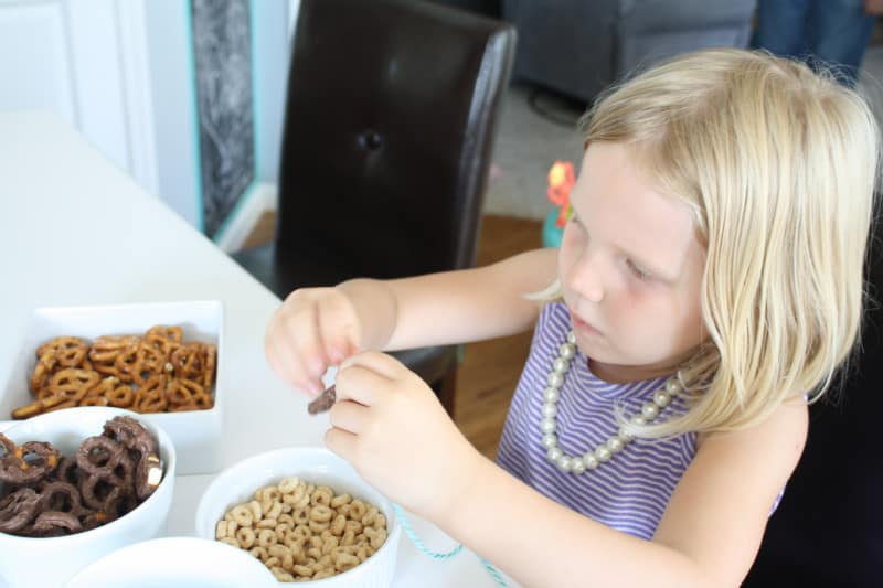 making snack necklace