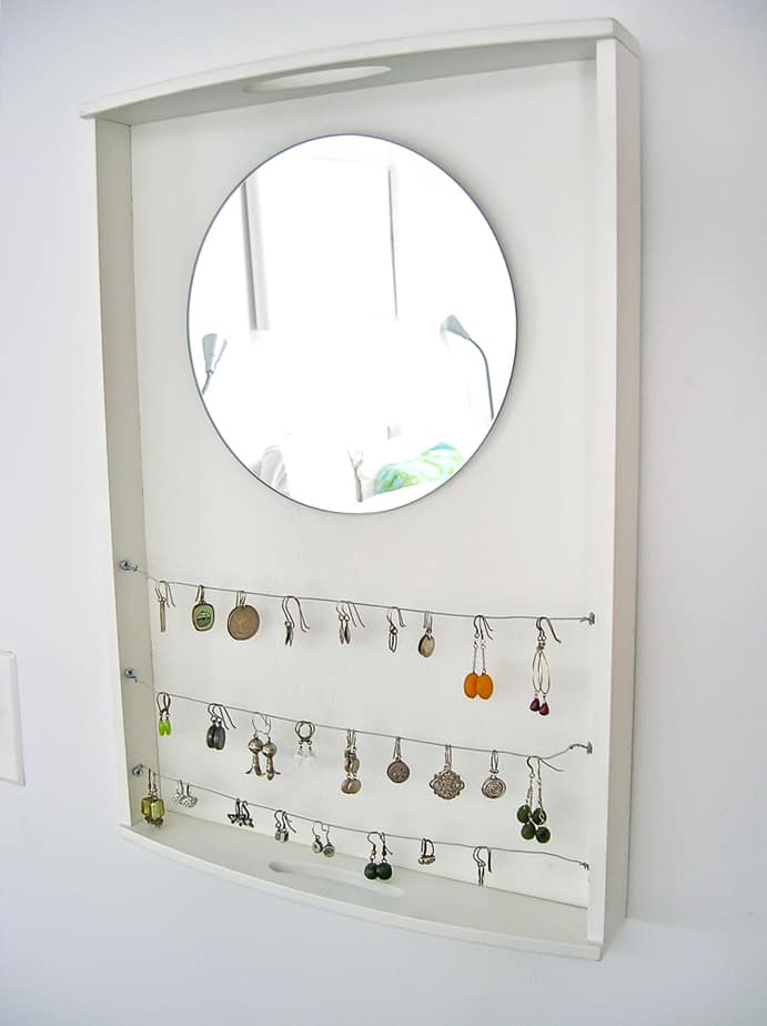 Hanging earring holder using a tray and wires